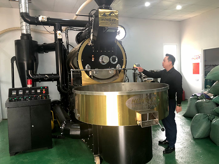 Công nhân vận hành hệ thống máy xay, sản xuất cà phê tại Công ty Cổ phần cà phê Hồng Kỳ Quốc Tế.
