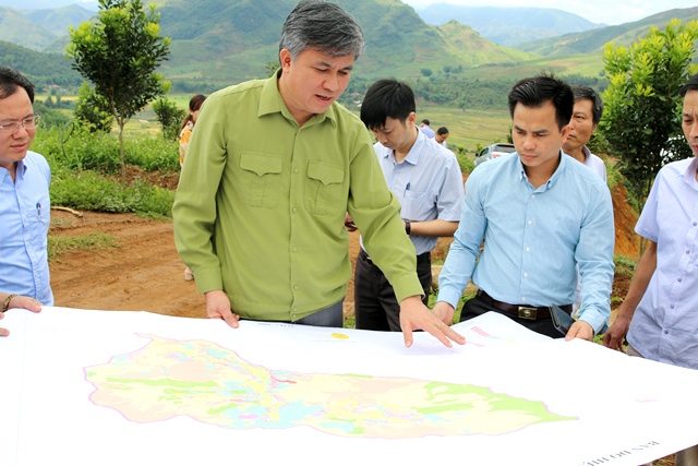 Đồng chí Lò Văn Tiến, Phó Chủ tịch UBND tỉnh cùng Đoàn công tác kiểm tra thực địa việc kiểm kê đất đai tại hình bầu cua tôm cá
.