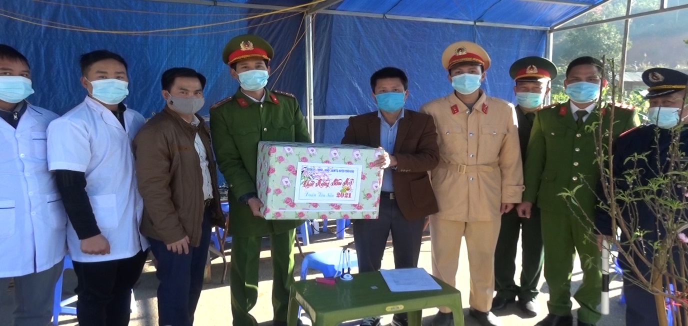 Đồng chí Trần Bình Trọng thăm và chúc tết chốt kiểm dịch phòng chống covid - 19