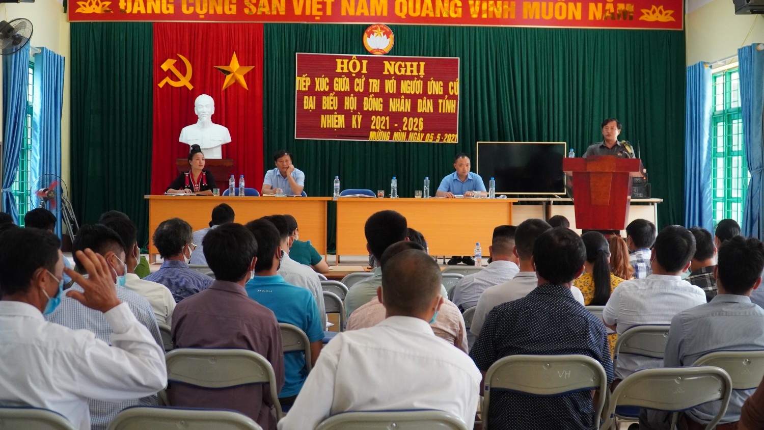 Các ứng cử viên đại biểu HĐND tỉnh thuộc đơn vị bầu cử số 13 tiếp xúc cử tri xã Mường Mùn, Mùn Chung, Rạng Đông hình bầu cua tôm cá
