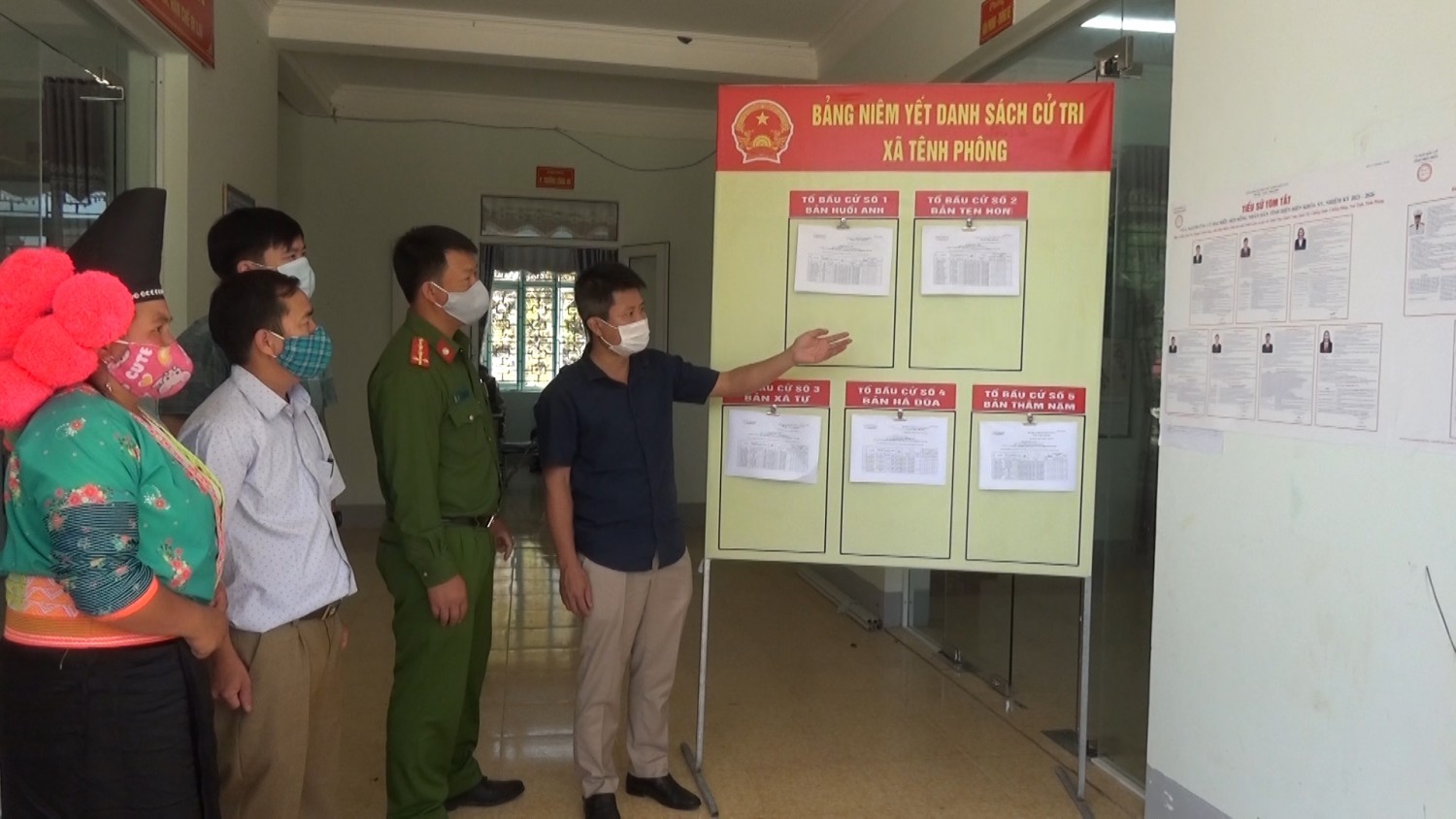Các ứng cử viên đại biểu HĐND huyện thuộc đơn vị bầu cử số 10 tiếp xúc cử tri xã Tênh Phông