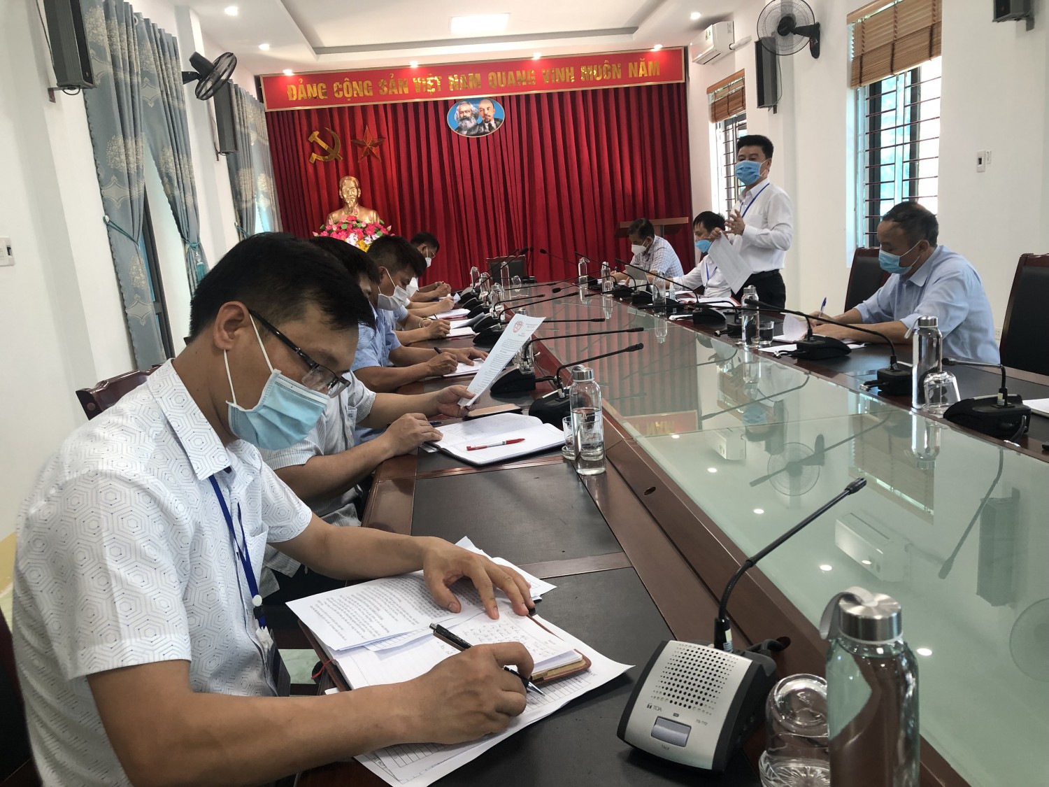 Đồng chí Nguyễn Sỹ Quân kiểm tra công tác bầu cử tại hình bầu cua tôm cá
