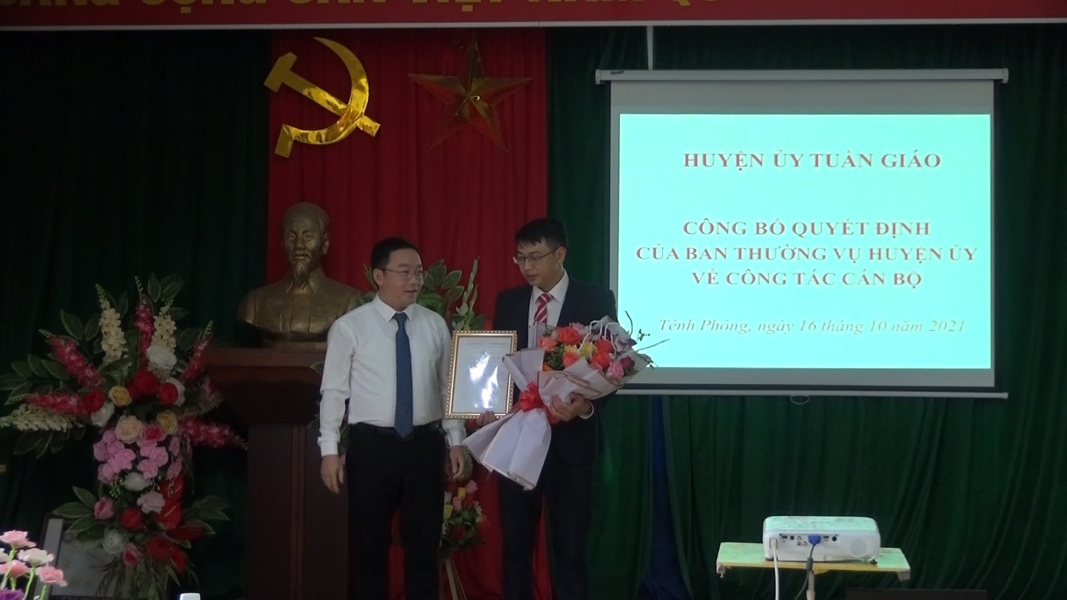 Huyện ủy Tuần Giáo đã tổ chức công bố Quyết định luân chuyển, chỉ định chức danh Bí thư Đảng ủy xã Tênh Phông