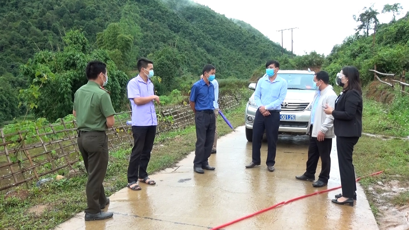 Bí thư huyện ủy Tuần Giáo kiểm tra công tác phòng chống dịch Covid-19  tại xã Mường Khong