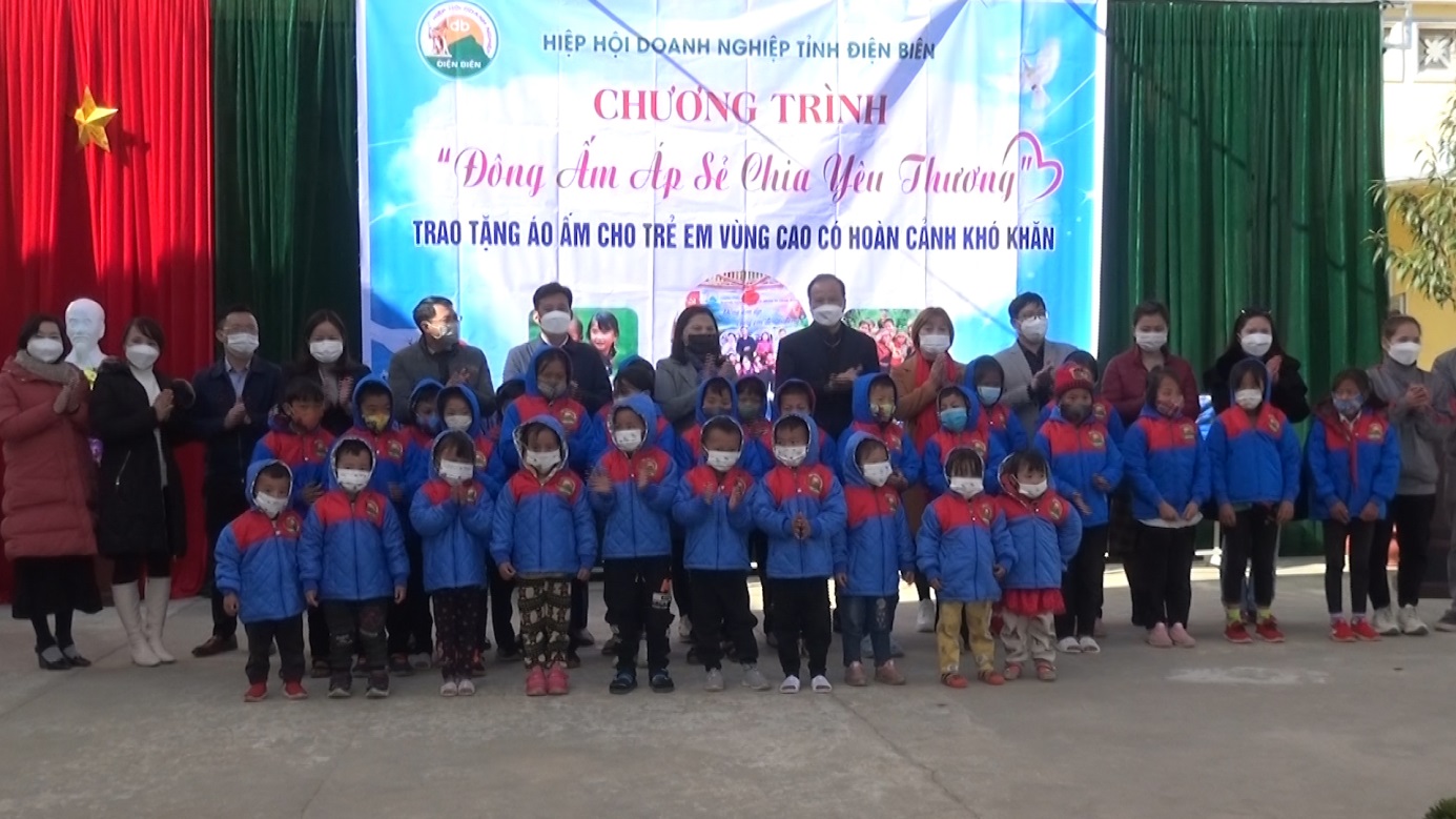 Hội doanh nghiệp tỉnh Điện Biên trao 500 áo cho học sinh nghèo hình bầu cua tôm cá
