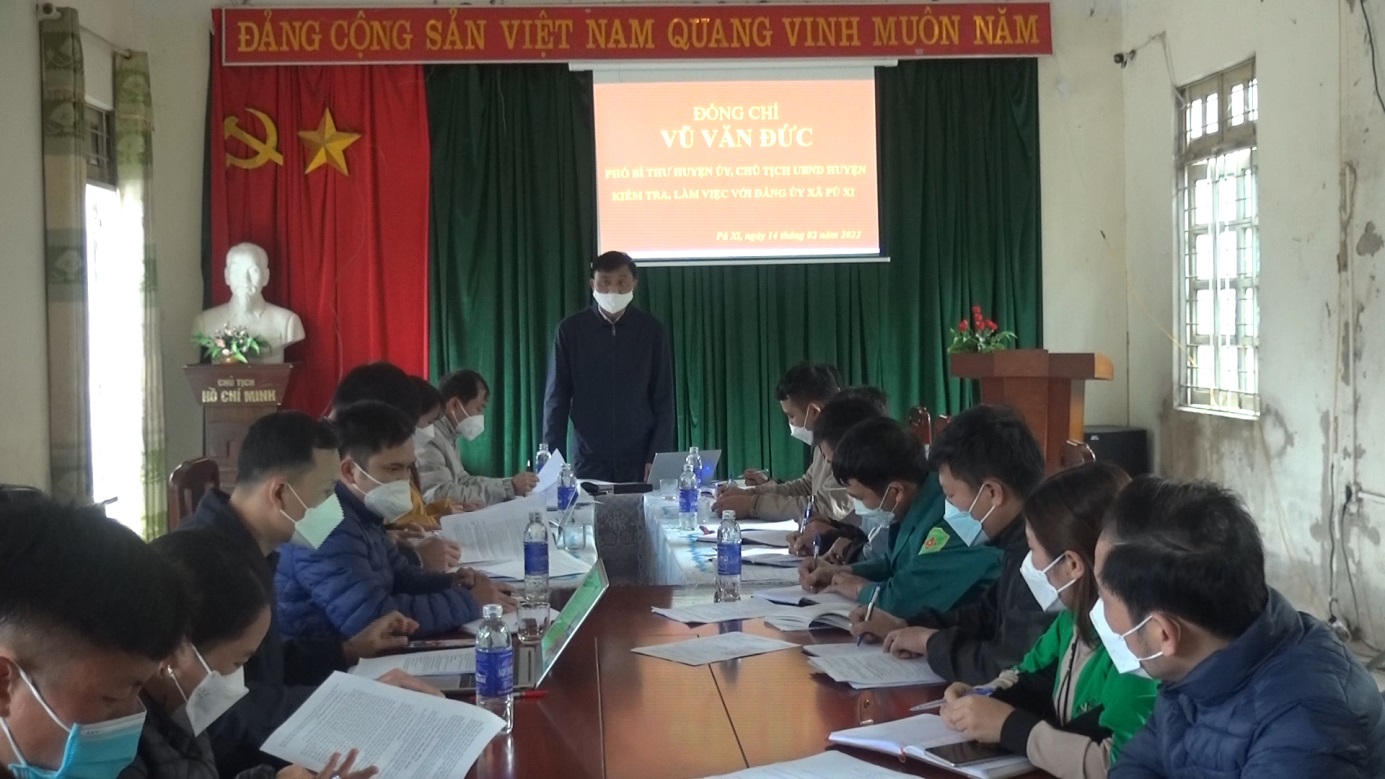 Đồng chí Vũ Văn Đức - Phó Bí thư Huyện ủy, Chủ tịch UBND huyện  thăm, kiểm tra nắm tình hình trong và sau tết tại xã Pú Xi