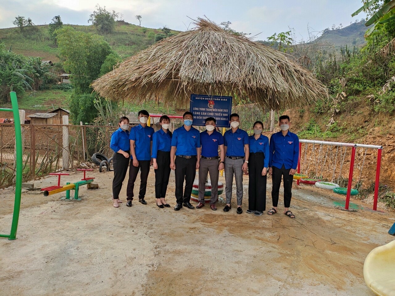 Huyện đoàn Tuần Giáo trao tặng công trình sân chơi thiếu nhi  cho điểm trường bản Háng Á, xã Rạng Đông.