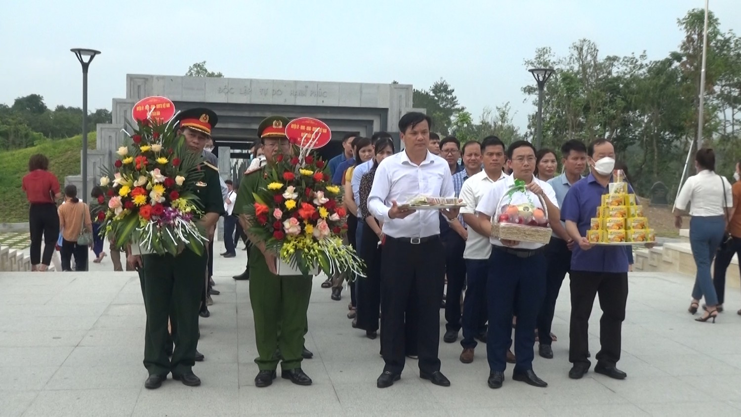 Doàn Lãnh đạo hình bầu cua tôm cá
 dâng hương Đền thờ liệt sĩ tại chiến trường Điện Biên Phủ