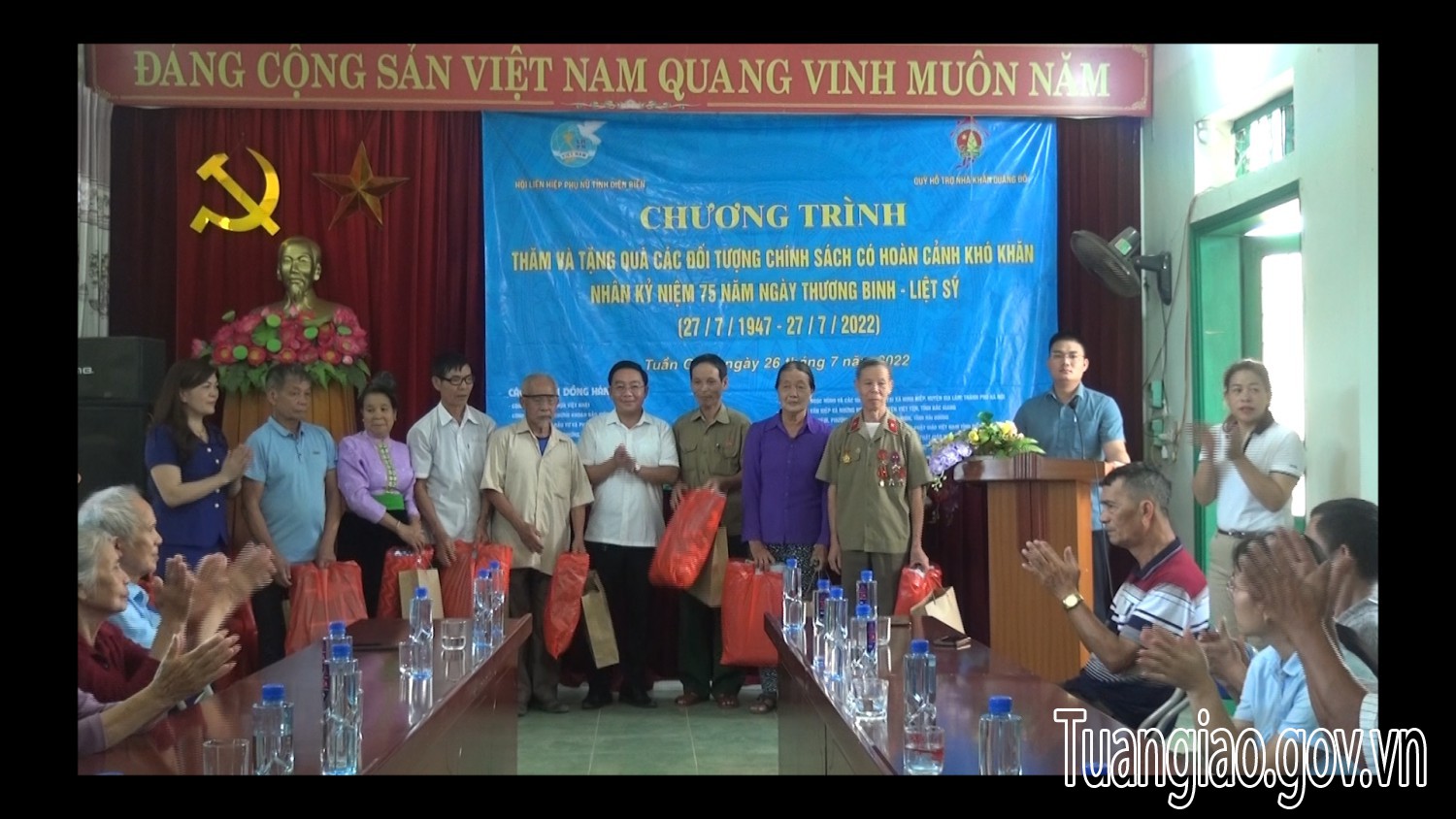 Hội LHPN tỉnh Điện Biên, Đoàn Quỹ hỗ trợ nhà khăn quàng đỏ thăm và tặng quà các đối tượng chính sách, người có công
