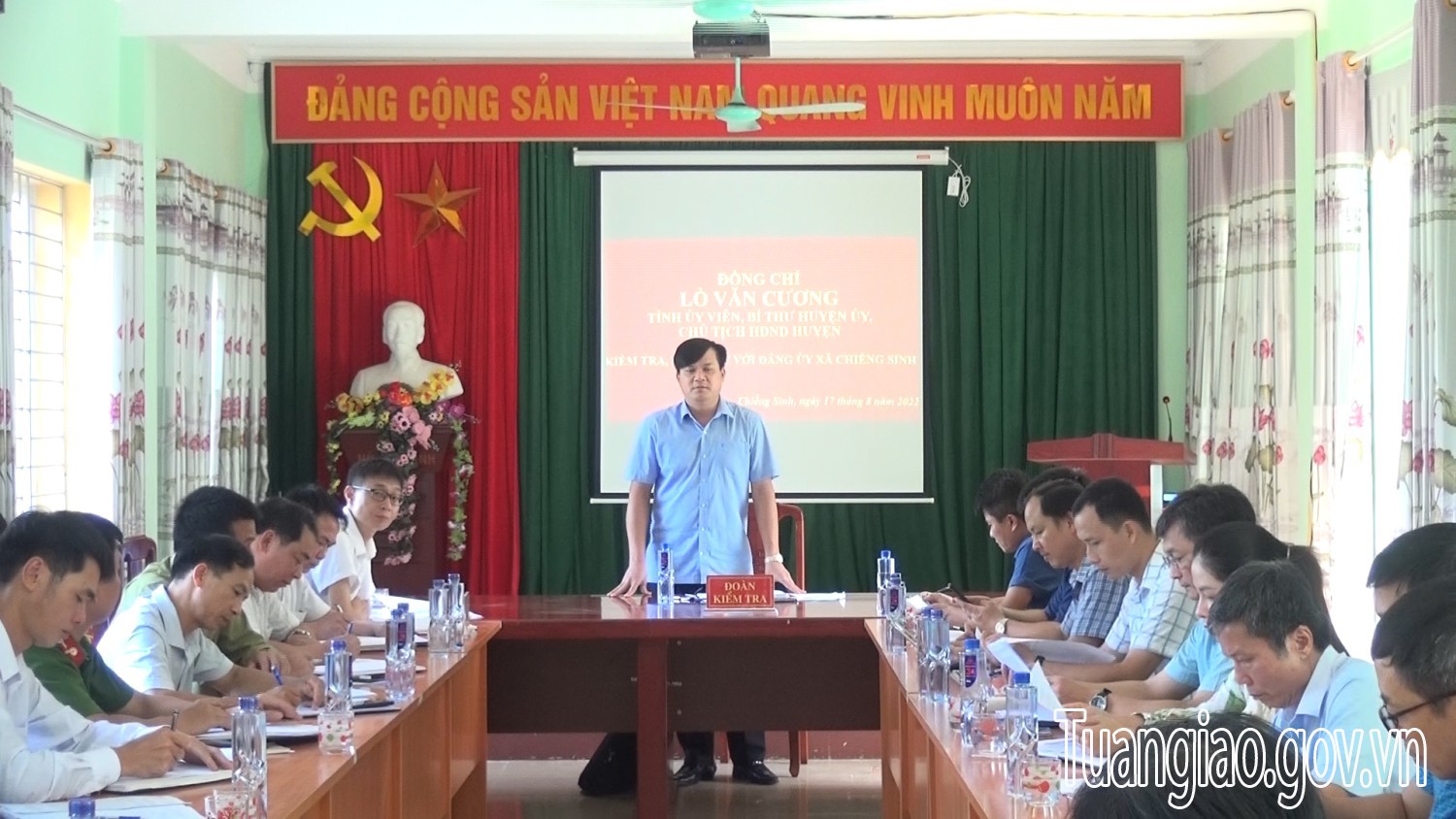 Đồng chí Lò Văn Cương kiểm tra, làm việc với Đảng uỷ xã Chiềng Sinh