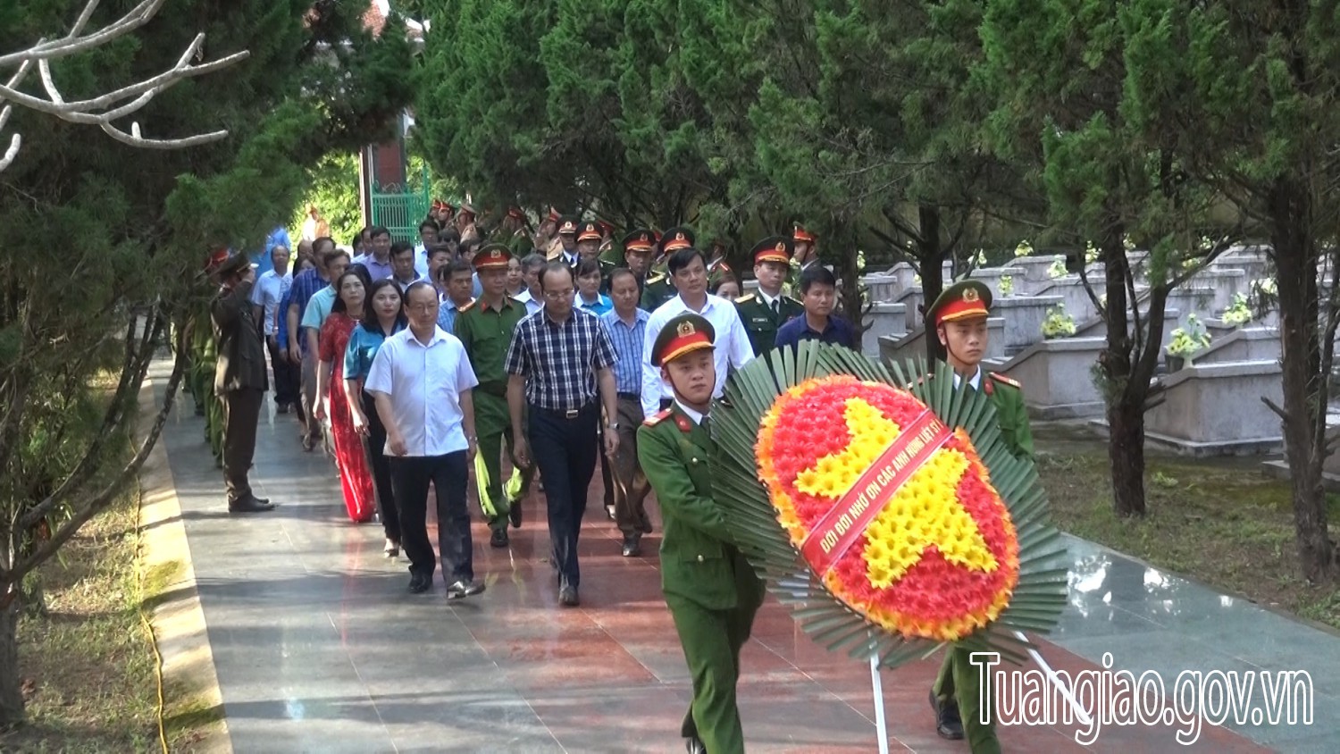 hình bầu cua tôm cá

 dâng hương tưởng niệm các anh hùng liệt sỹ nhân kỷ niệm 70 năm ngày giải phóng huyện