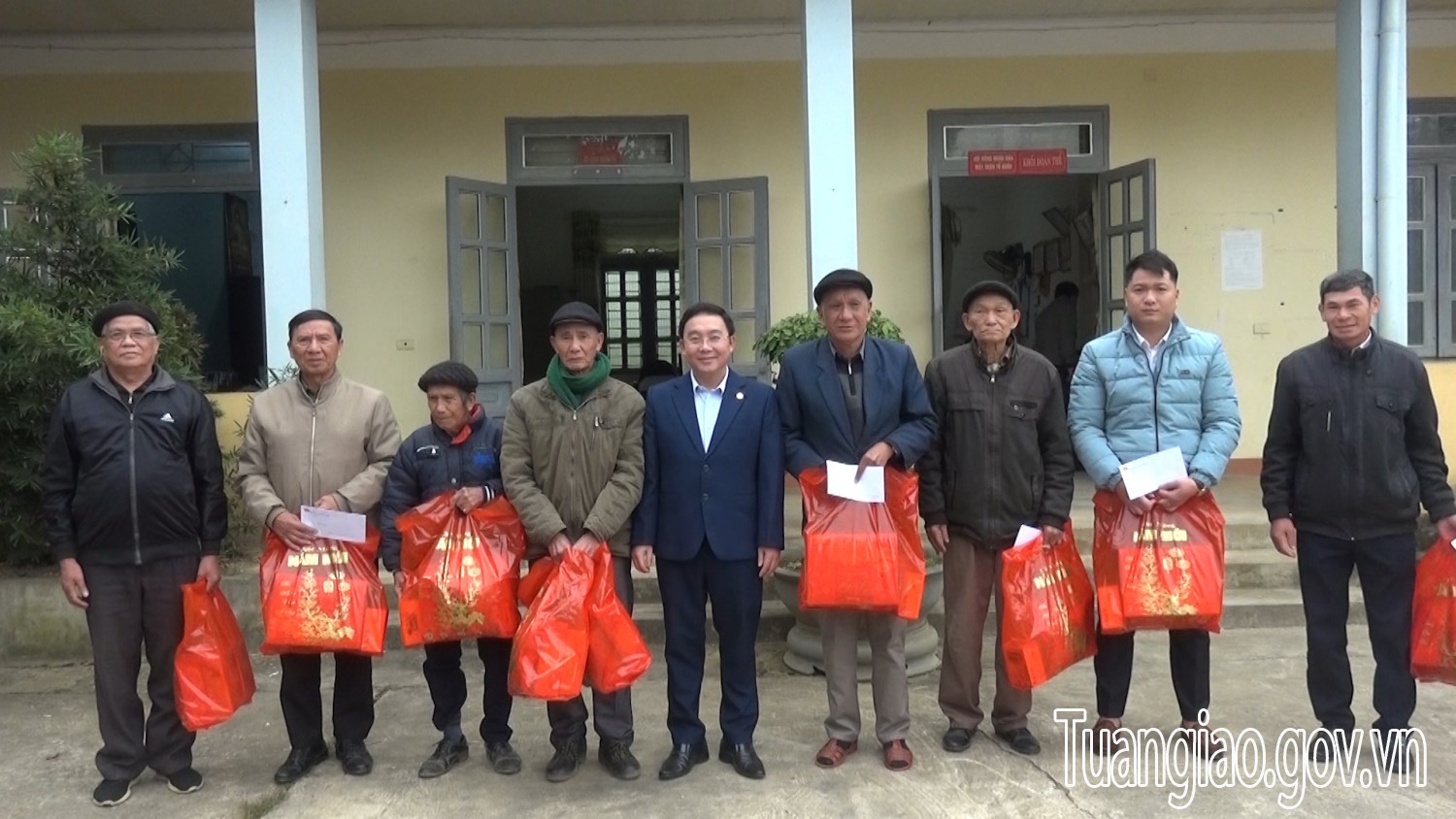 Các đồng chí lãnh đạo hình bầu cua tôm cá
 thăm tặng quà các đồng chí đảng viên 50, 55 và 60 tuổi đảng