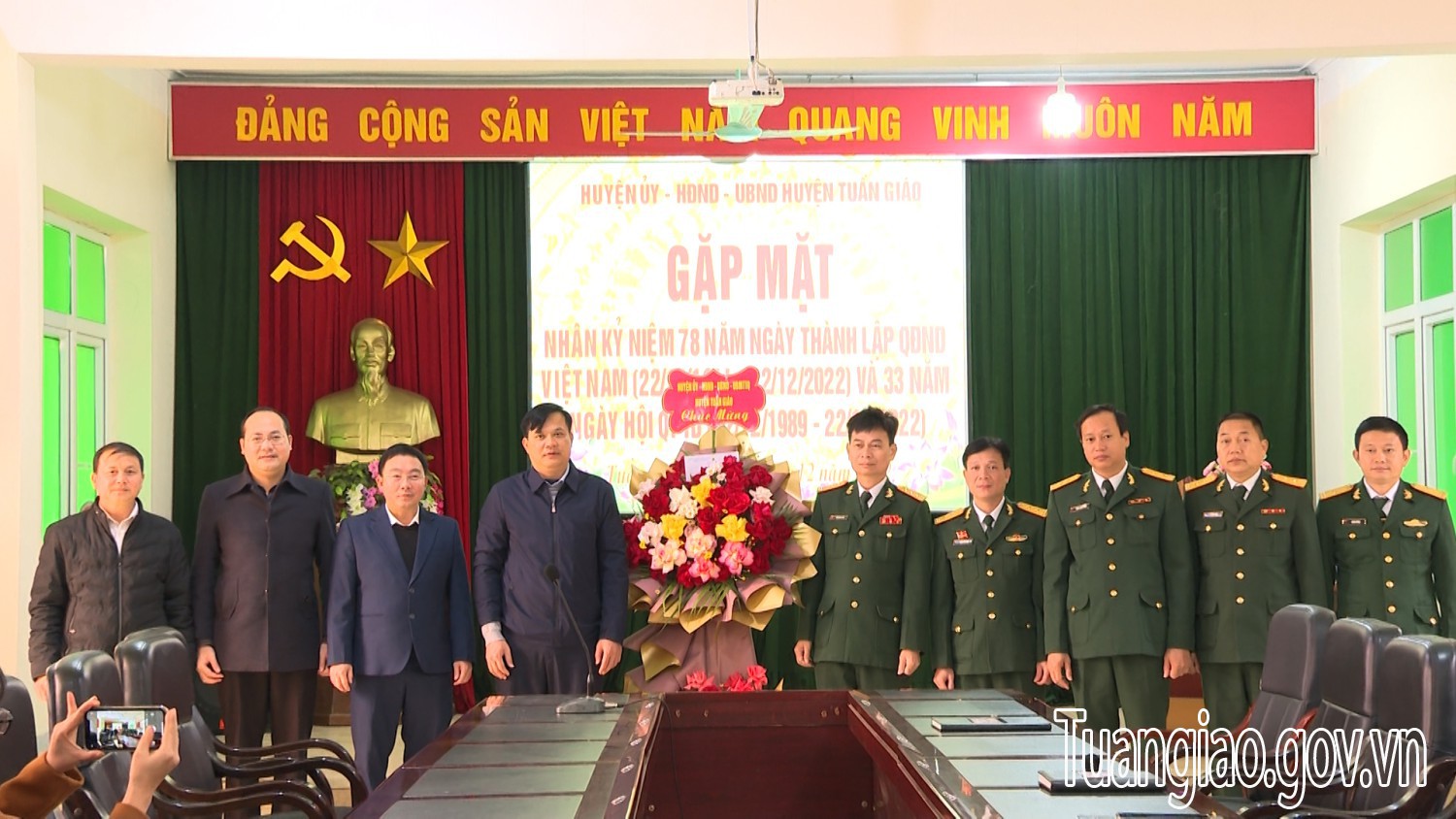 Lãnh đạo hình bầu cua tôm cá

 chúc mừng Ban CHQS huyện nhân ngày  thành lập QĐND Việt Nam
