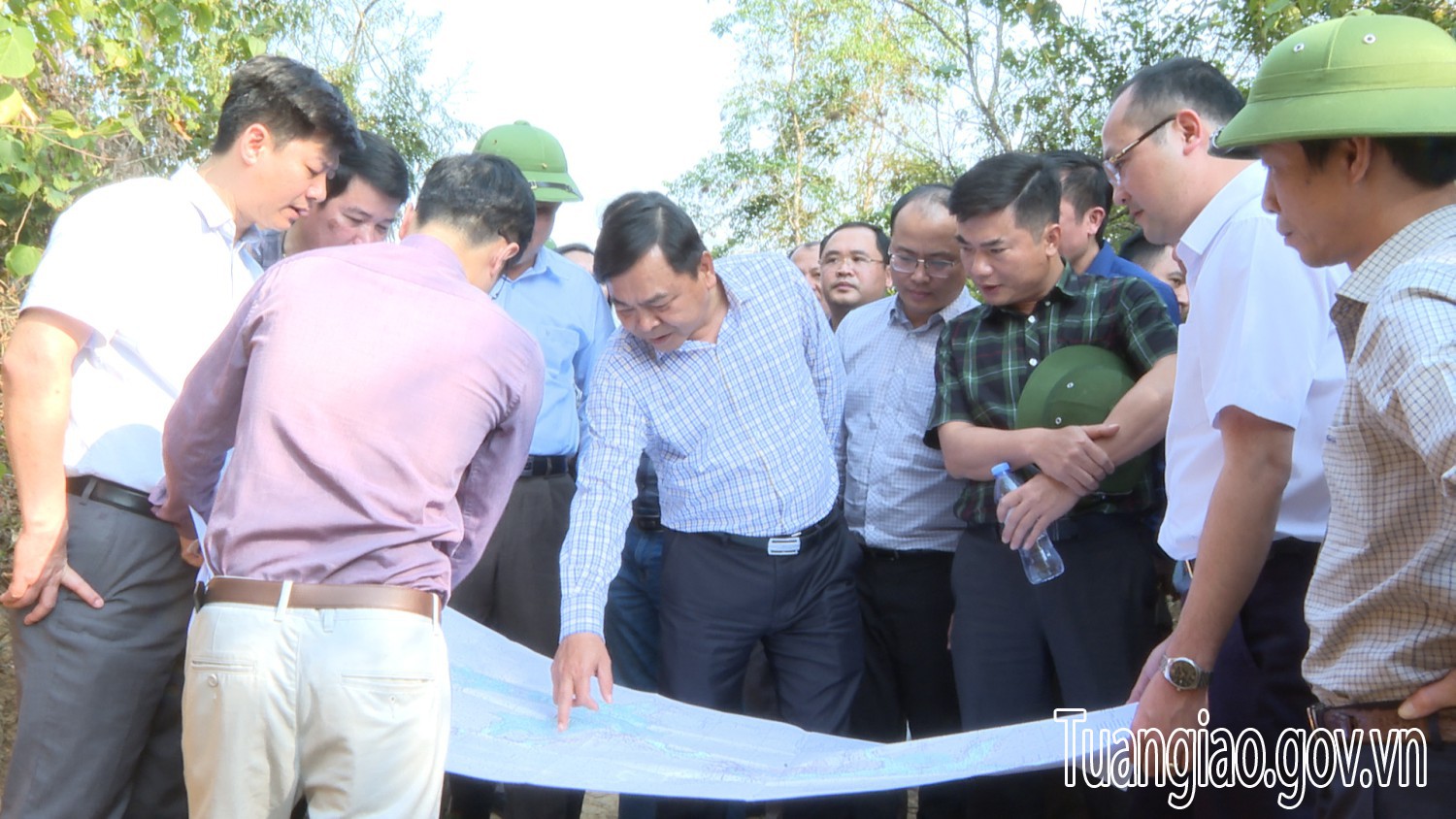 Thứ trưởng Bộ NN&PTNT Nguyễn Hoàng Hiệp kiểm tra thực địa công trình Hồ Bản Phủ