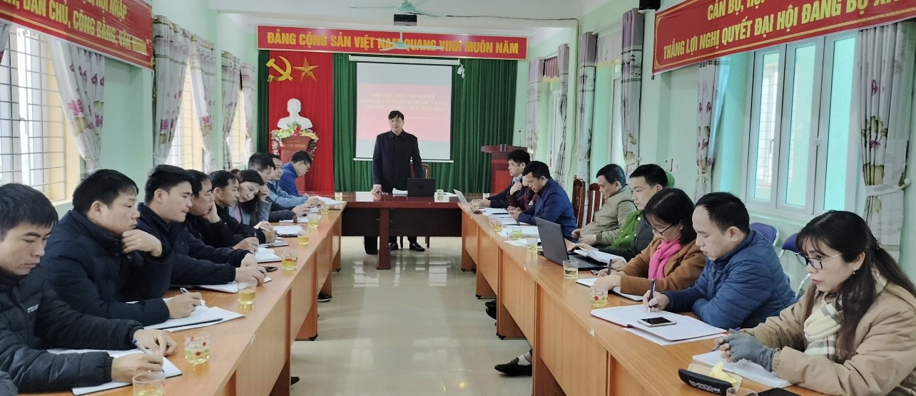 Đồng chí Bí thư Huyện ủy kiểm tra, tình hình trước trong và sau Tết tại xã Chiềng Sinh và Nà Sáy