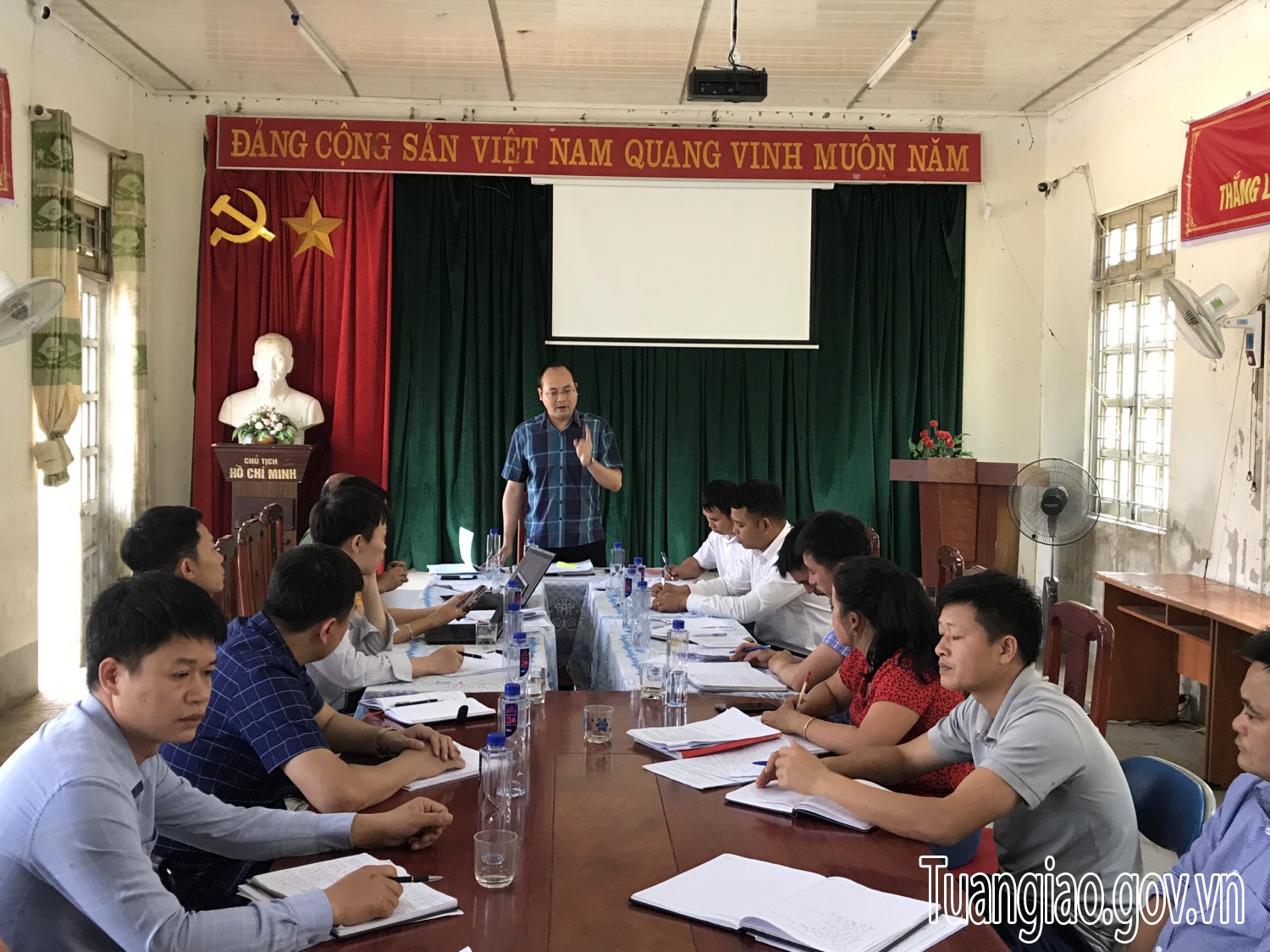 Đồng chí Phó Bí thư Huyện ủy - Chủ tịch UBND huyện Lê Xuân Cảnh kiểm tra, làm vệc với xã Pú Xi