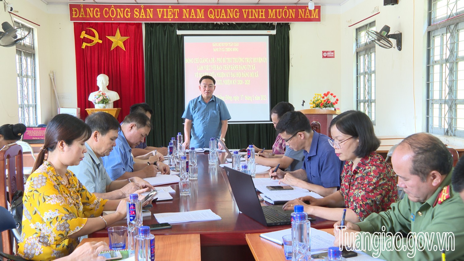 Thường trực Huyện ủy kiểm tra công tác tổ chức sơ kết giữa nhiệm kỳ đại hội lần thứ XXIII, nhiệm kỳ 2020 – 2025 tại xã Chiềng Đông