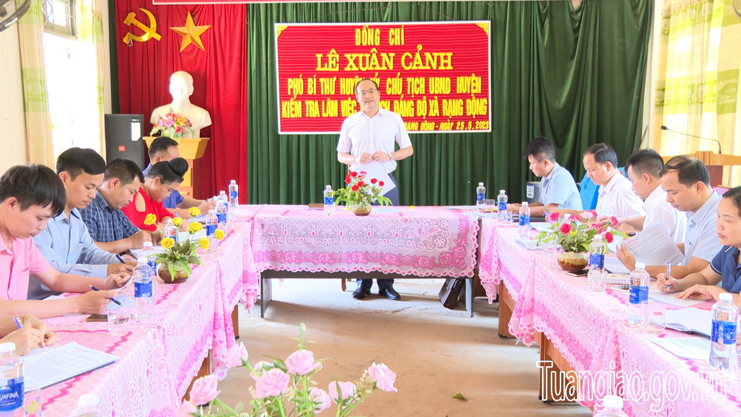 Đồng chí Lê Xuân Cảnh -Phó Bí thư, Chủ tịch UBND huyện kiểm tra tại xã Rạng Đông