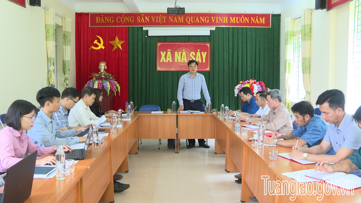 Đồng chí Lò Văn Cương – Bí thư Huyện ủy kiểm tra công tác tổ chức sơ kết giữa nhiệm kỳ