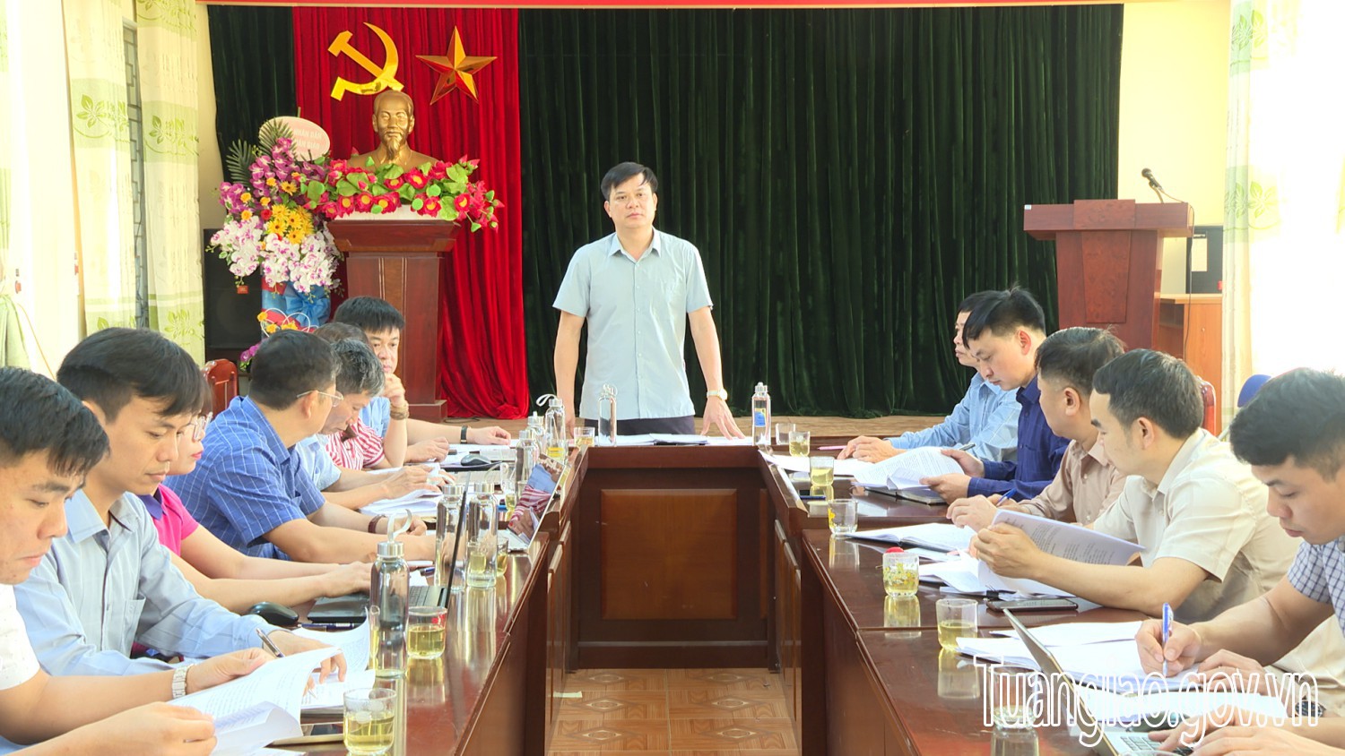 Đồng chí Lò Văn Cương Bí thư Huyện ủy kiểm tra công tác sơ kết giữa nhiệm kỳ tại xã Quài Nưa