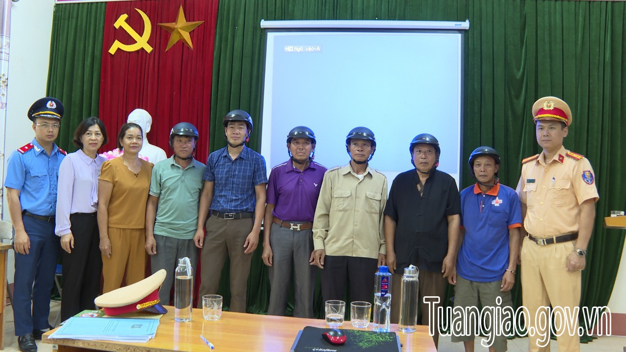 Ban ATGT tỉnh Điện Biên tuyên truyền, phổ biến pháp luật giáo dục về an toàn giao thông tại xã Quài Nưa, Quài Cang hình bầu cua tôm cá
