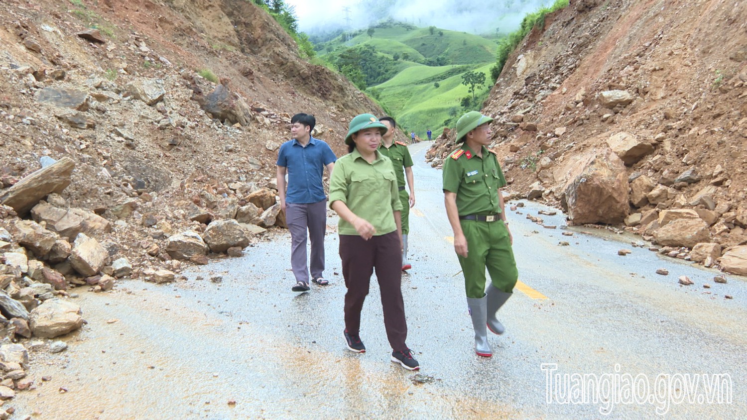 Phó Chủ tịch UBND huyện Phạm Thị Tuyên kiểm tra tình hình mưa lũ trên địa bàn